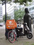 901936 Afbeelding van een transportfiets van Thuisbezorgd.nl op het Jacobskerkhof te Utrecht, met op de achtergrond ...